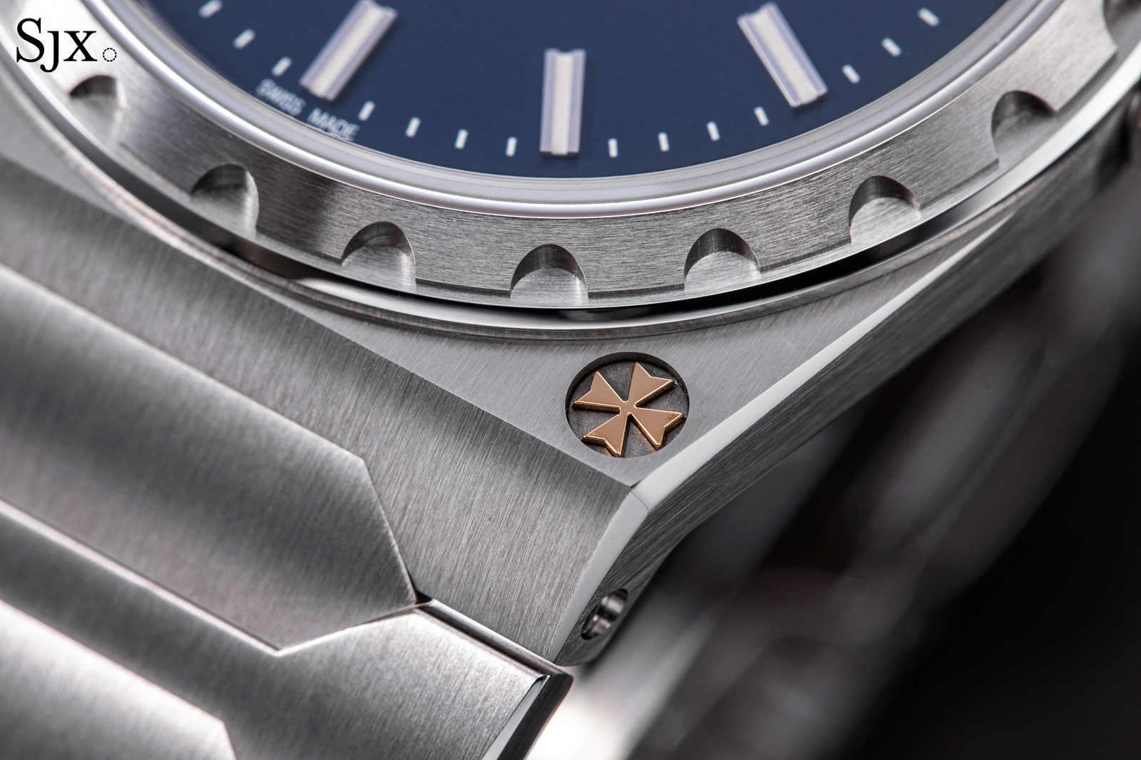 Bezel khía và chữ thập Maltese vàng trên vỏ Historiques 222 thép