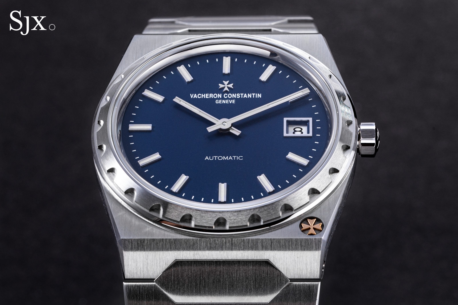 Vacheron Constantin Historiques 222 thép nhìn chính diện với mặt số xanh, lịch ngày và dây tích hợp