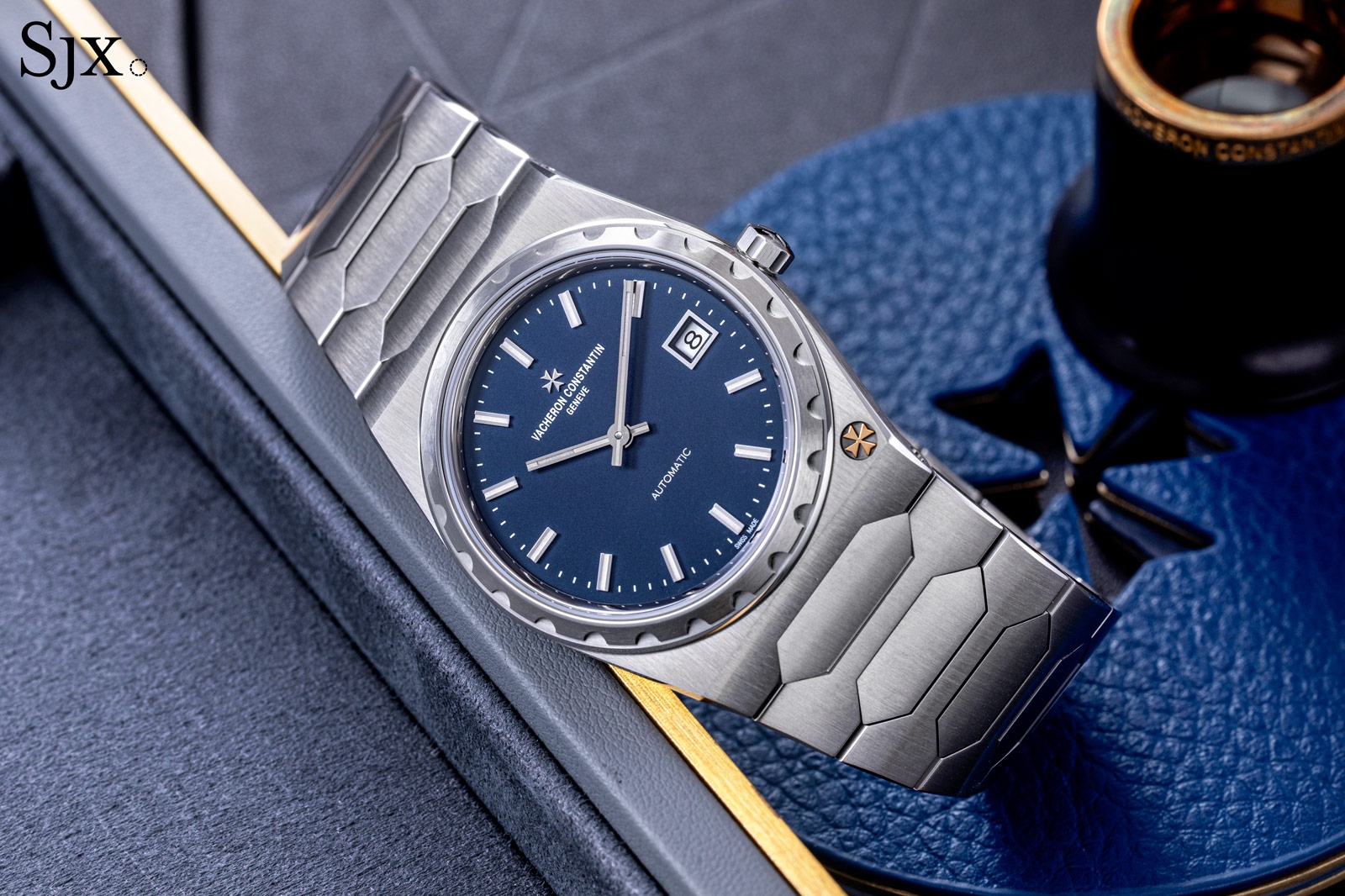 Vacheron Constantin Historiques 222 thép với mặt số xanh và dây tích hợp