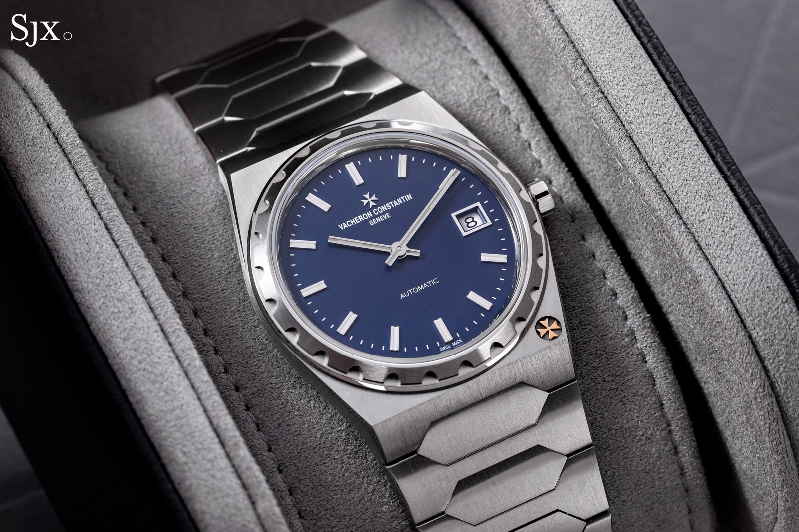 Vacheron Constantin Historiques 222 thép đặt trong hộp