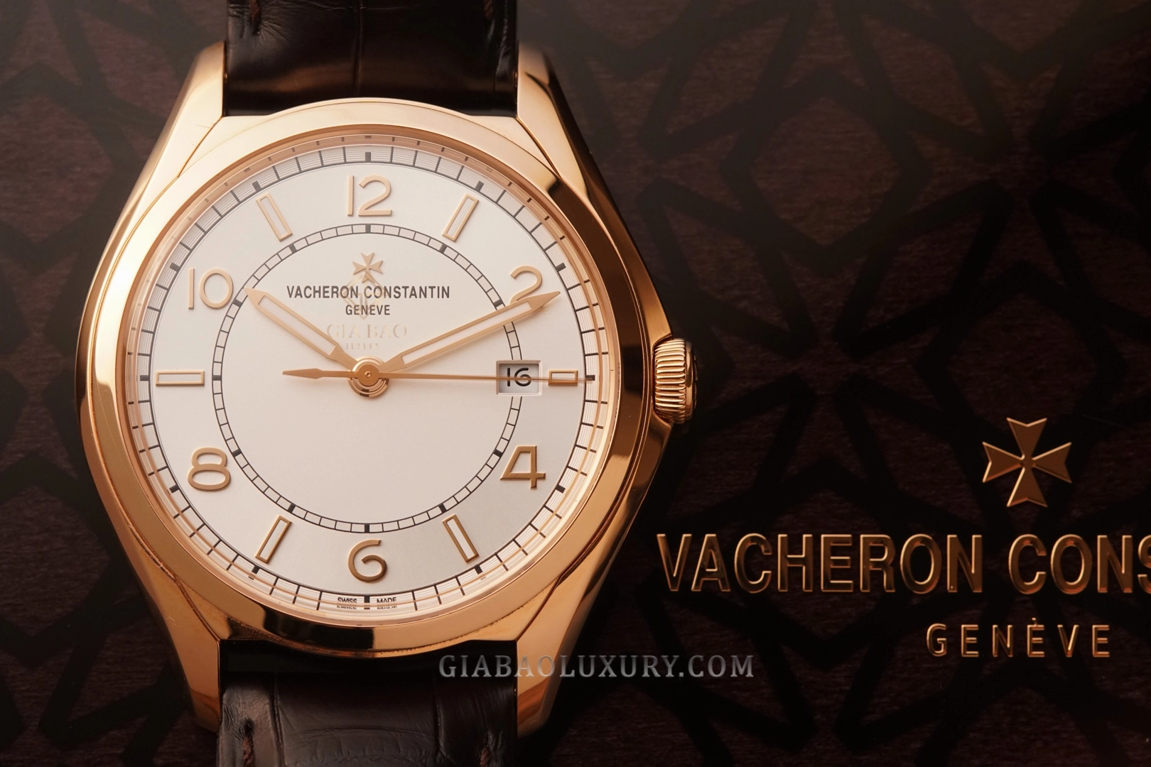 Vacheron Constantin Fiftysix 4600E vàng hồng: cửa sổ ngày ở góc 3 giờ
