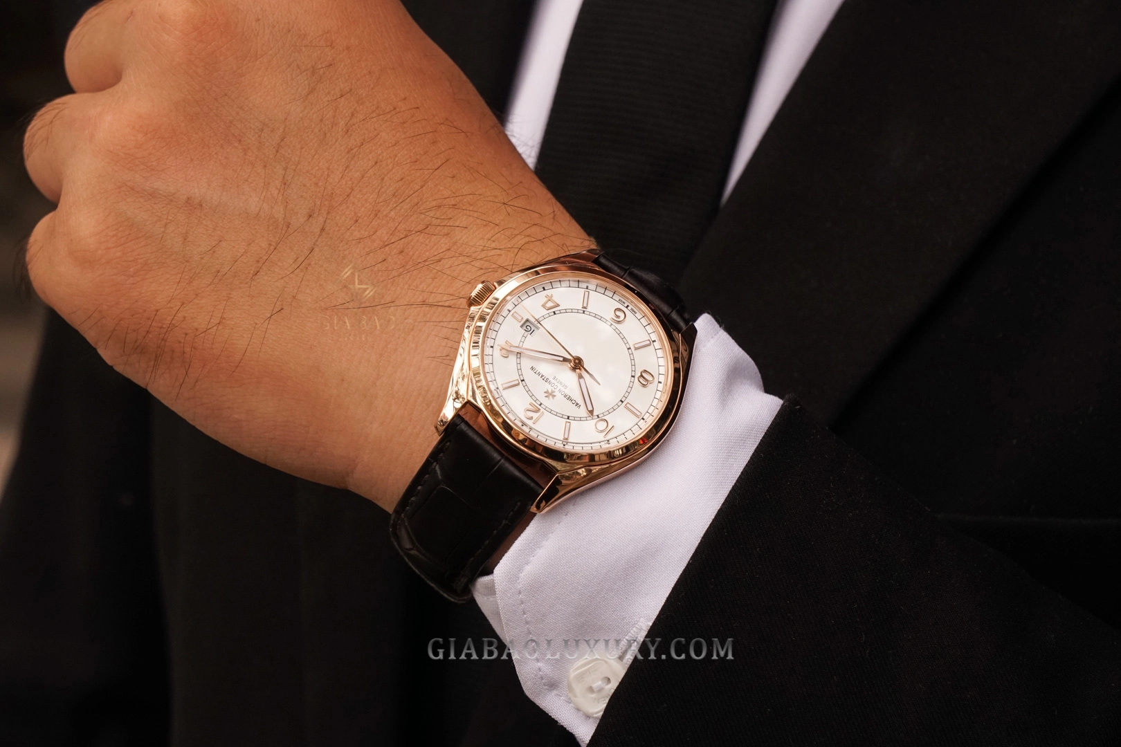 Vacheron Constantin Fiftysix 4600E vàng hồng: kim và cọc số vàng
