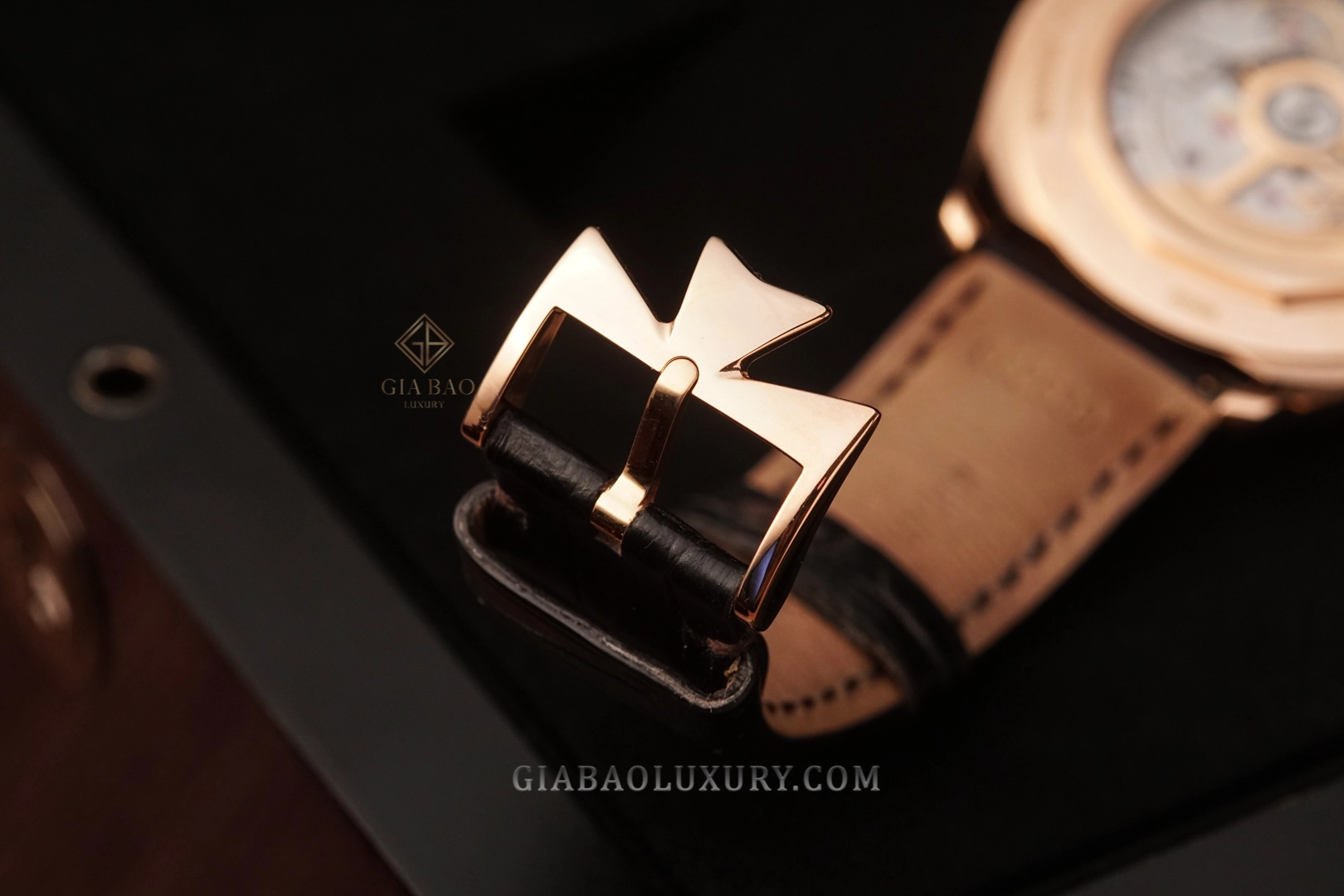 Vacheron Constantin Fiftysix 4600E vàng hồng: bộ máy calibre 1326 qua đáy sapphire