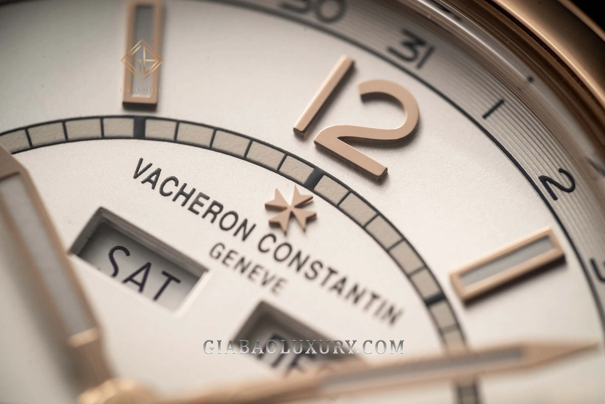 Vacheron Constantin Fiftysix 4000E Complete Calendar: Calibre 2460 QCL/1 qua đáy sapphire