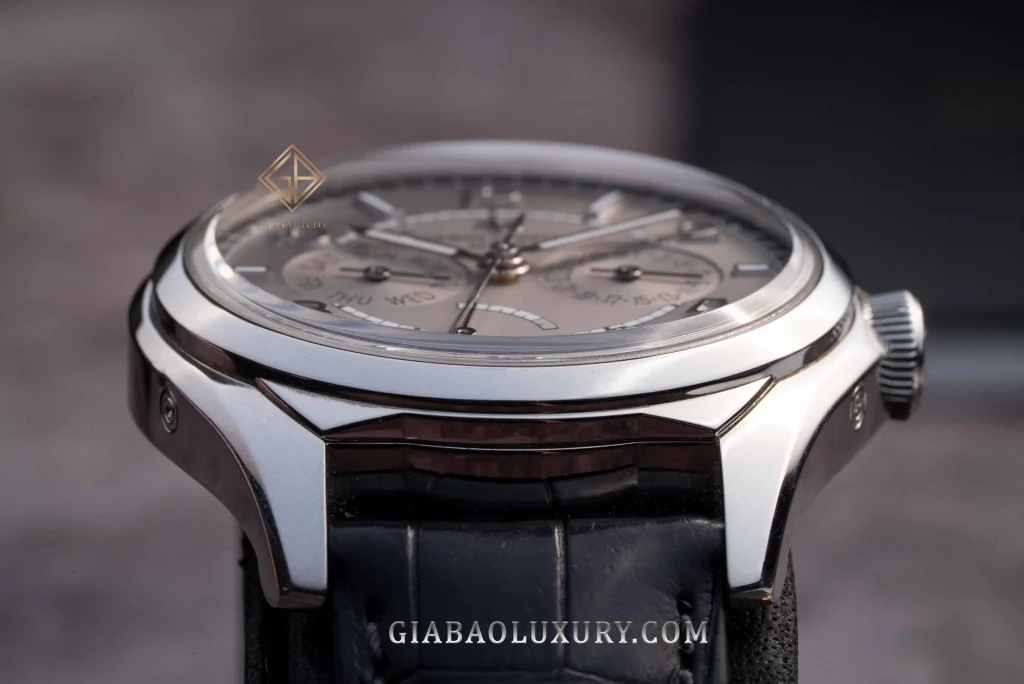 Vacheron Constantin Fiftysix Day-Date 4400E: cạnh vỏ thép và càng nối dây Fiftysix