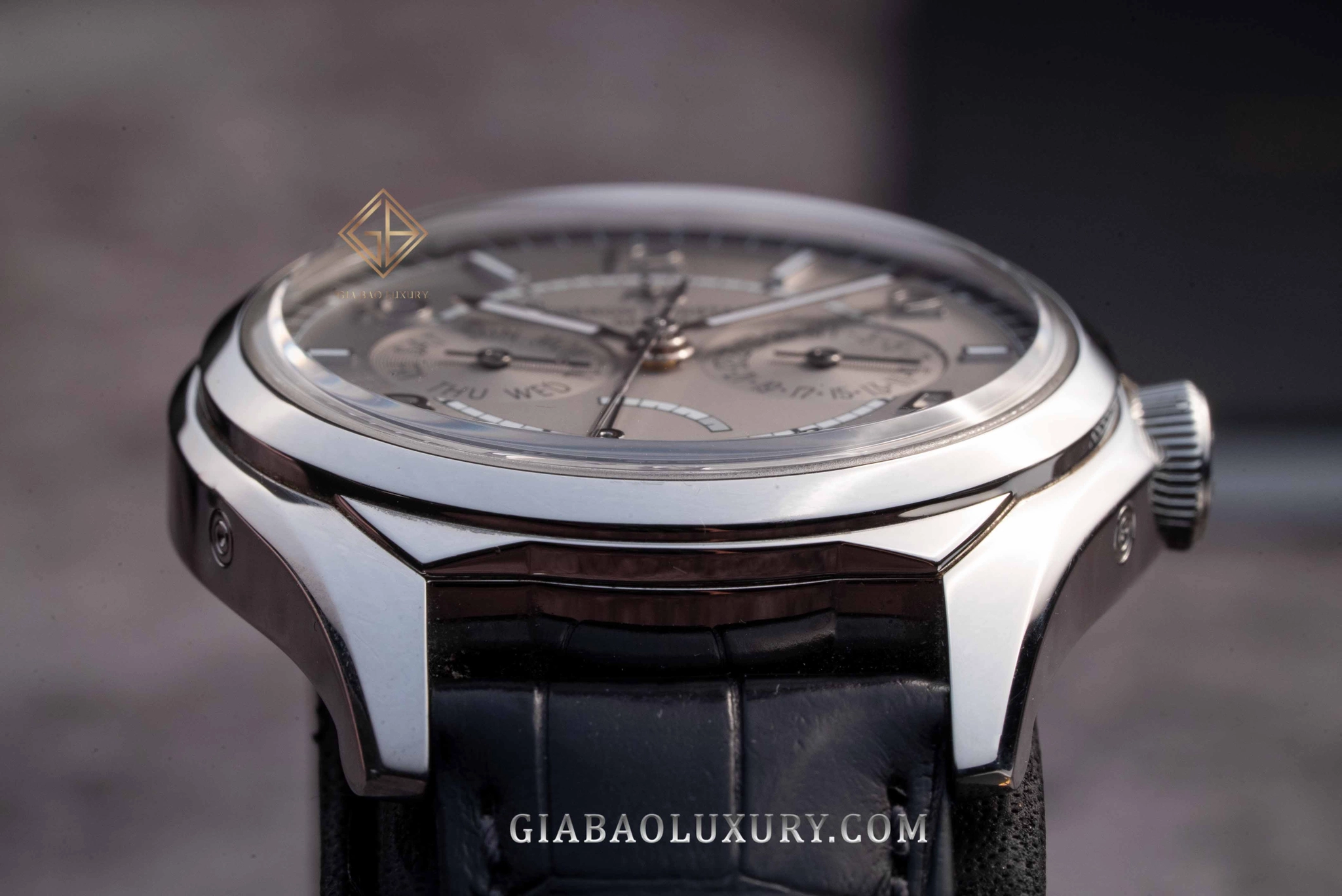 Vacheron Constantin Fiftysix Day-Date 4400E: cạnh vỏ thép và càng nối dây Fiftysix