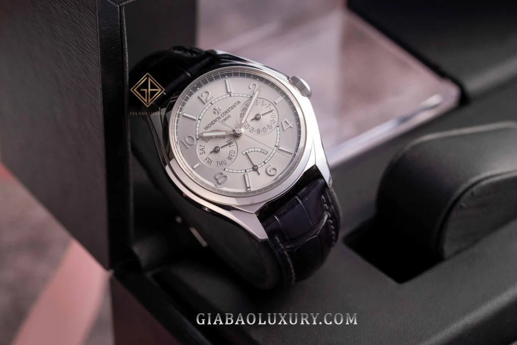 Vacheron Constantin Fiftysix Day-Date 4400E: toàn cảnh Fiftysix Day-Date mặt số xám