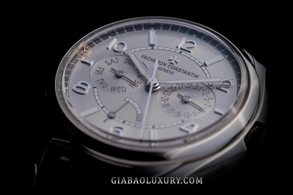 Vacheron Constantin Fiftysix Day-Date 4400E: mặt số thứ, ngày và báo dự trữ năng lượng
