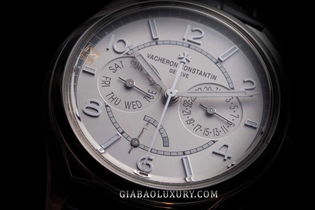 Vacheron Constantin Fiftysix Day-Date 4400E: cận cảnh các chỉ báo trên mặt số Fiftysix