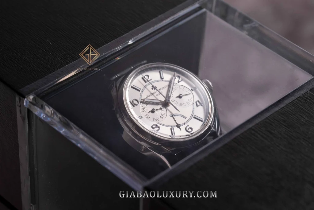 Vacheron Constantin Fiftysix Day-Date 4400E: Fiftysix Day-Date trong hộp trưng bày