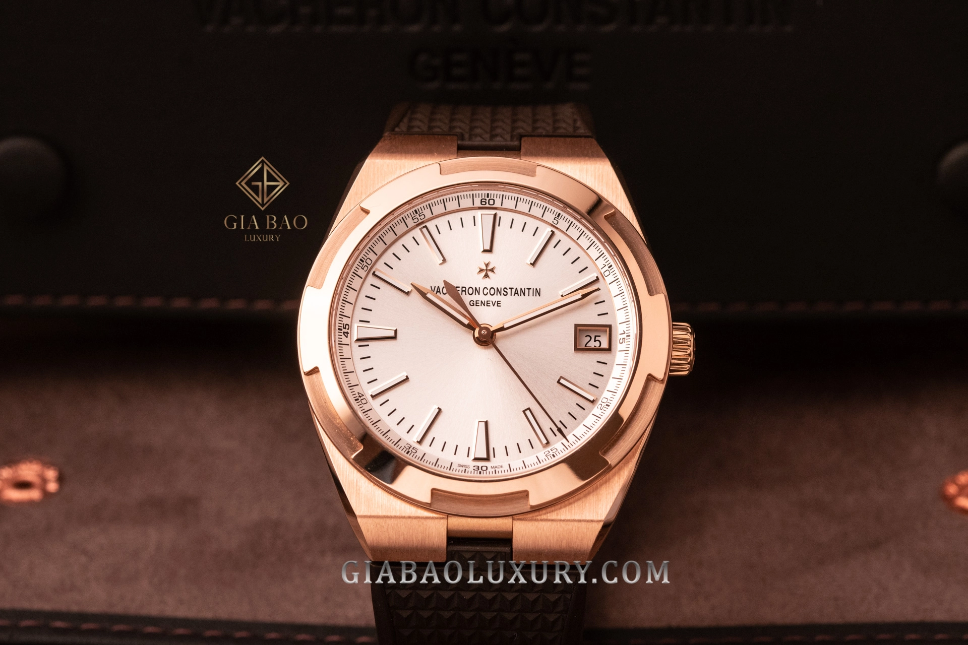 Vacheron Constantin Overseas 4500V vàng hồng: Overseas 4500V vàng hồng nhìn chính diện