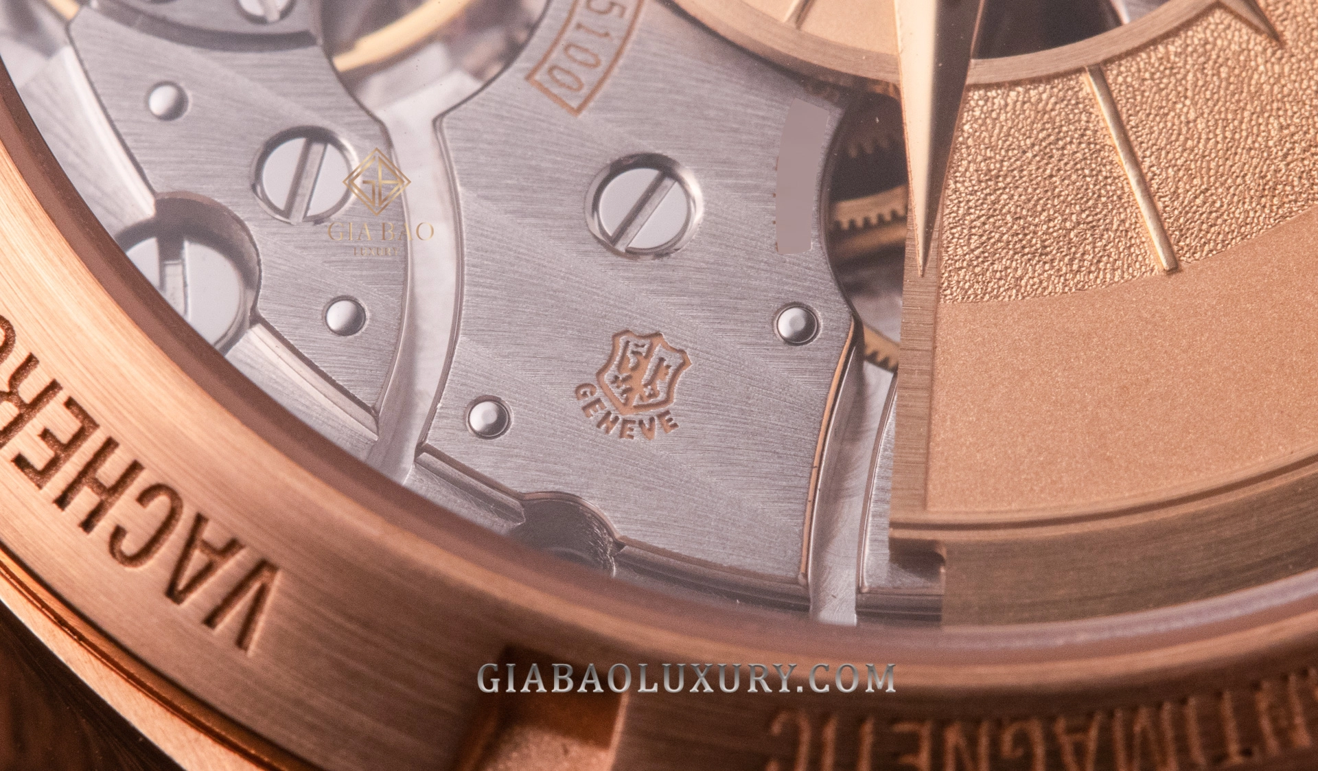 Vacheron Constantin Overseas 4500V vàng hồng: Calibre 5100 và rotor hình la bàn qua đáy kính