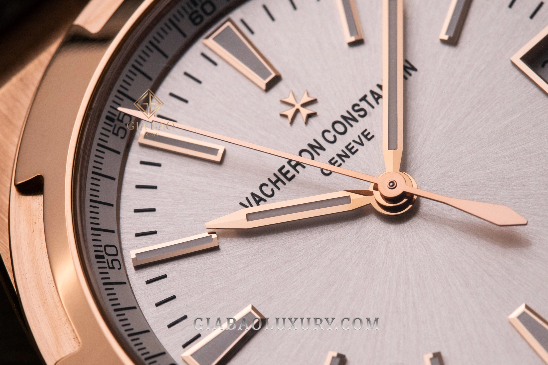 Vacheron Constantin Overseas 4500V vàng hồng: Mặt số bạc, cọc baton và ô ngày