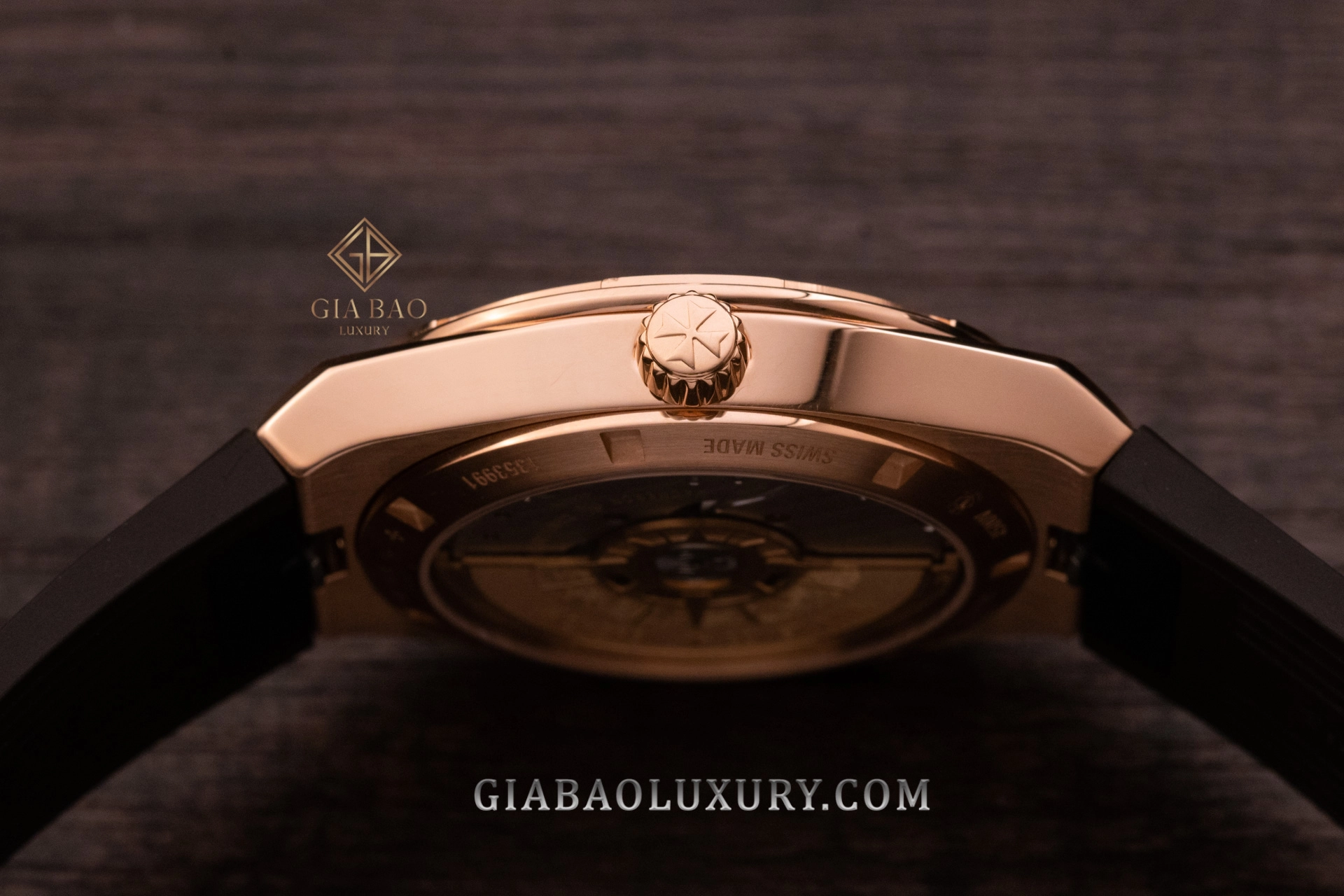 Vacheron Constantin Overseas 4500V vàng hồng: Hông vỏ, càng dây và đáy sapphire