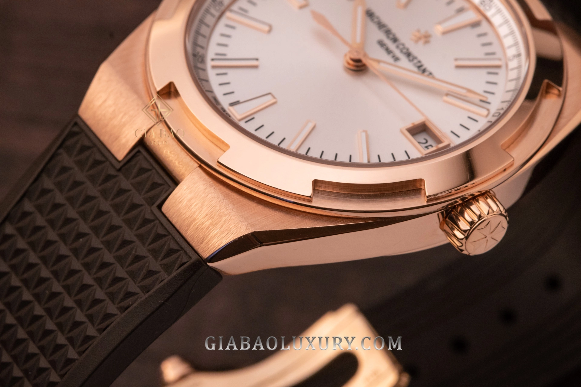 Vacheron Constantin Overseas 4500V vàng hồng: Núm vặn và các bề mặt vàng hồng