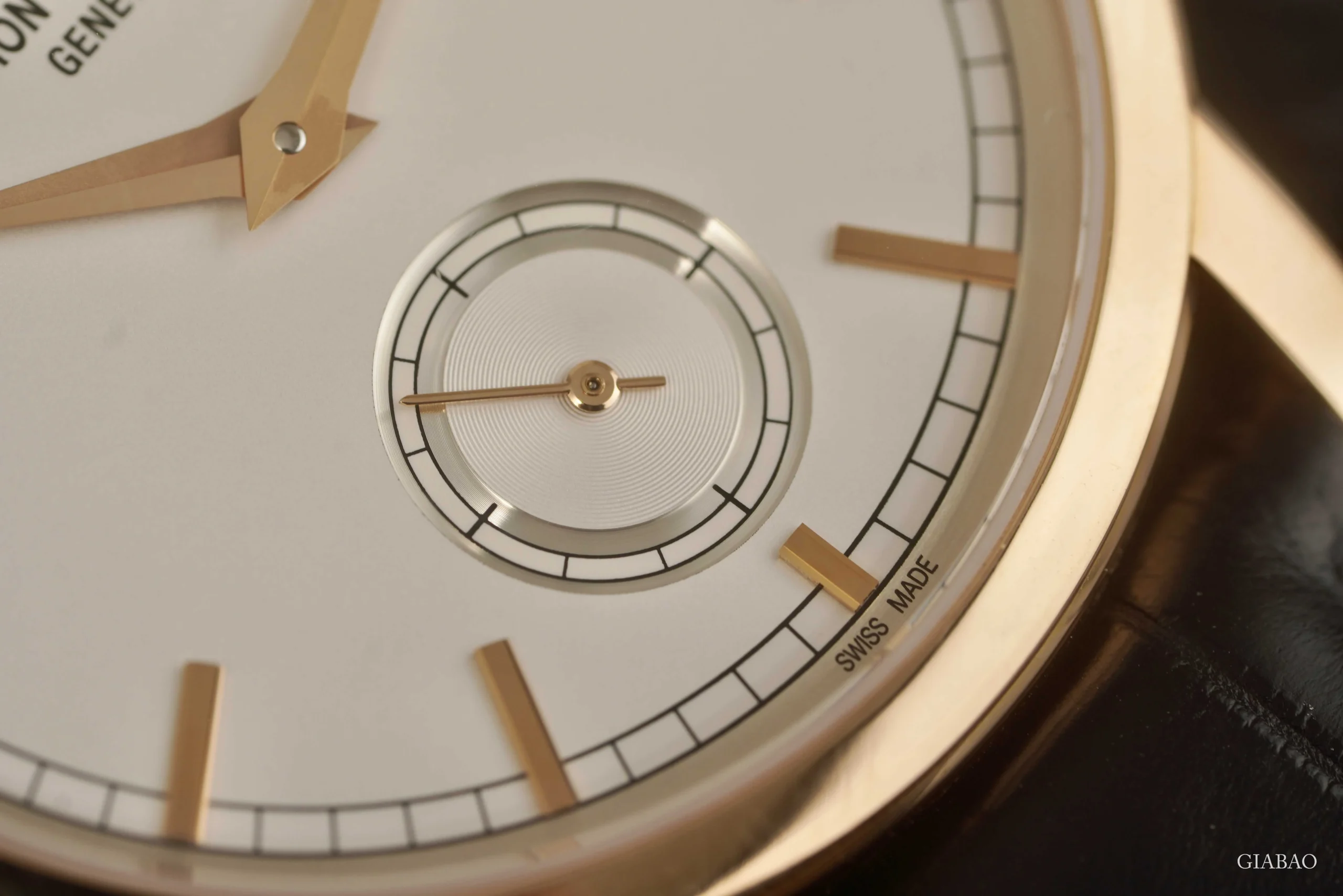 Cận cảnh mặt số bạc opaline, kim dauphine, vòng phút railway và kim giây nhỏ của Vacheron Constantin Traditionnelle 82172