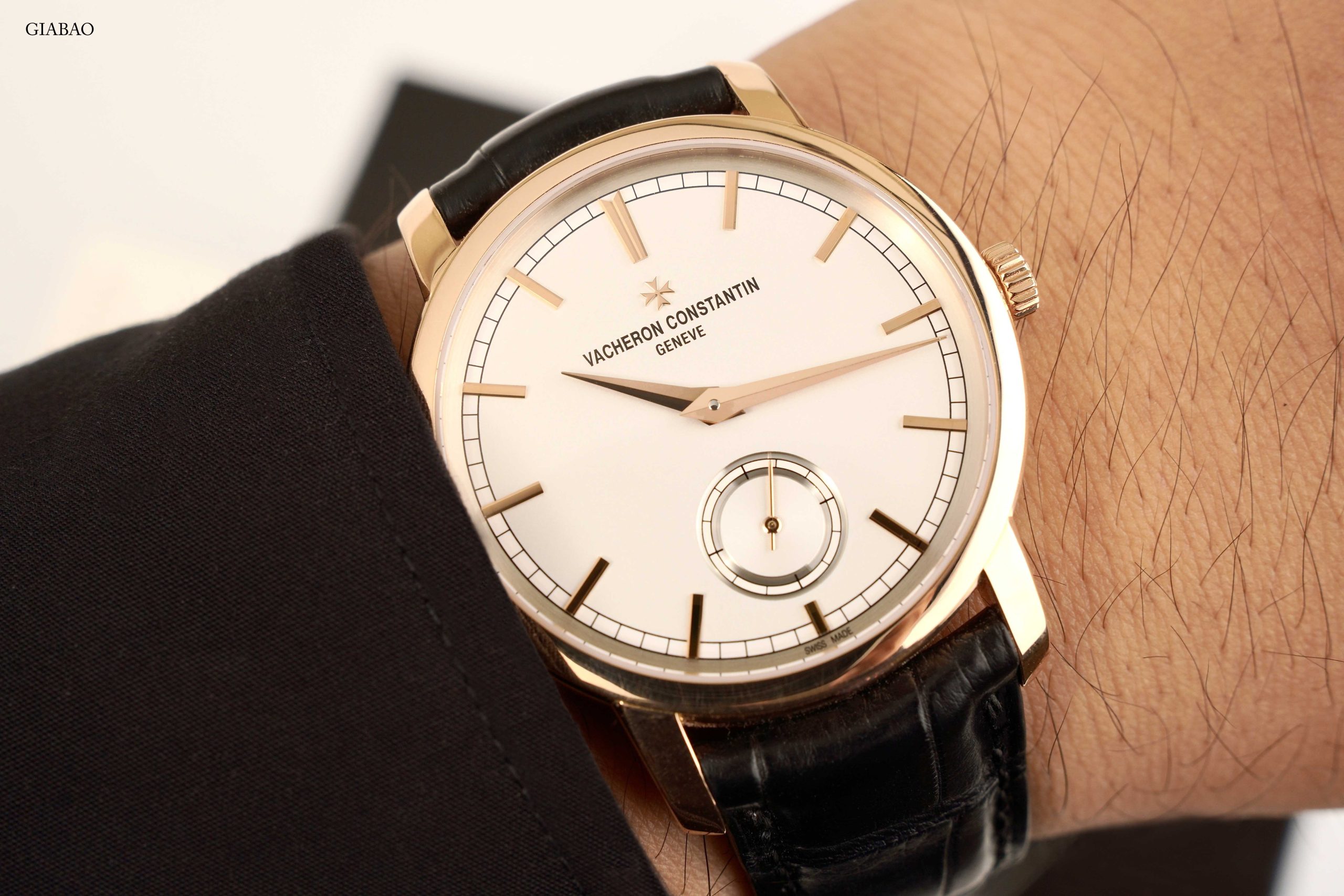 Vacheron Constantin Traditionnelle 82172 trên cổ tay, cho thấy tỷ lệ vỏ 38 mm, bezel mảnh và càng dây