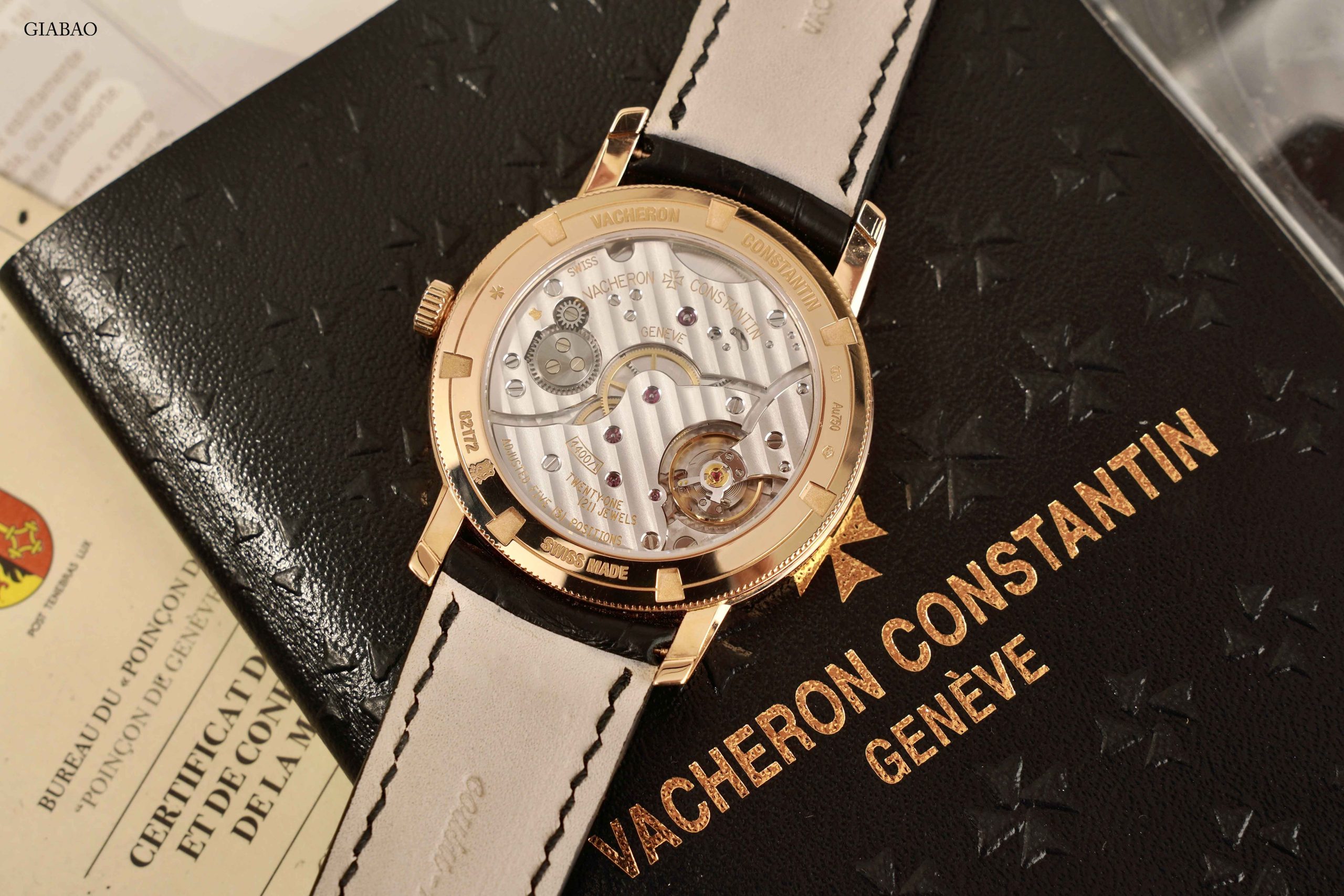 Mặt sau Vacheron Constantin Traditionnelle 82172 với calibre 4400 AS qua đáy sapphire và reference khắc trên vành vỏ