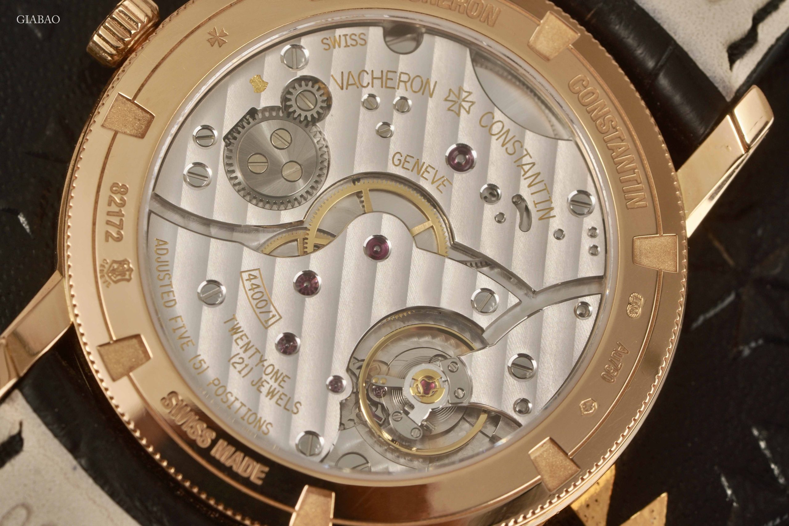 Cận cảnh calibre Vacheron Constantin 4400 AS với cầu máy, chân kính, bộ dao động và Hallmark of Geneva