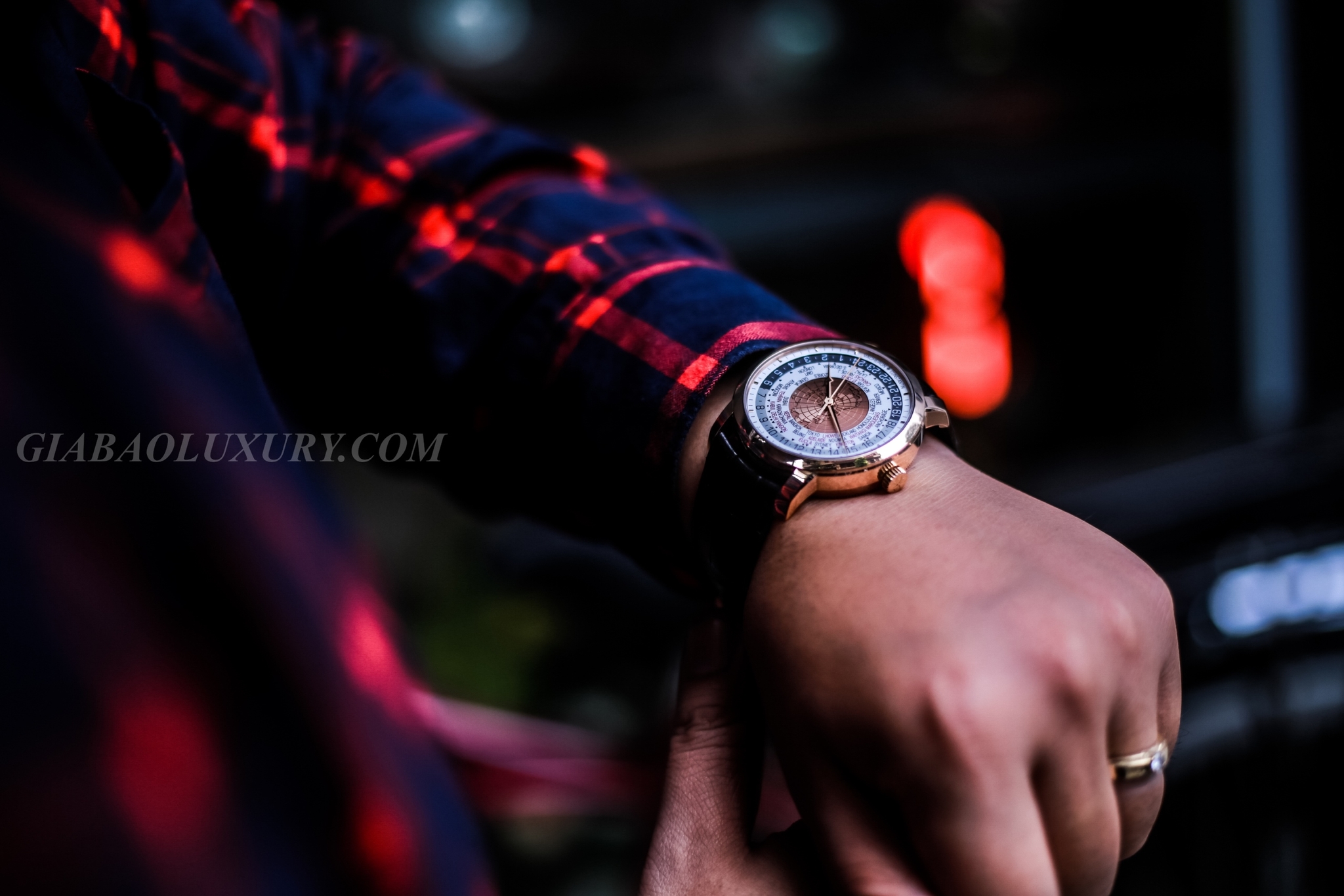 Vacheron Constantin World Time 86060 trên cổ tay