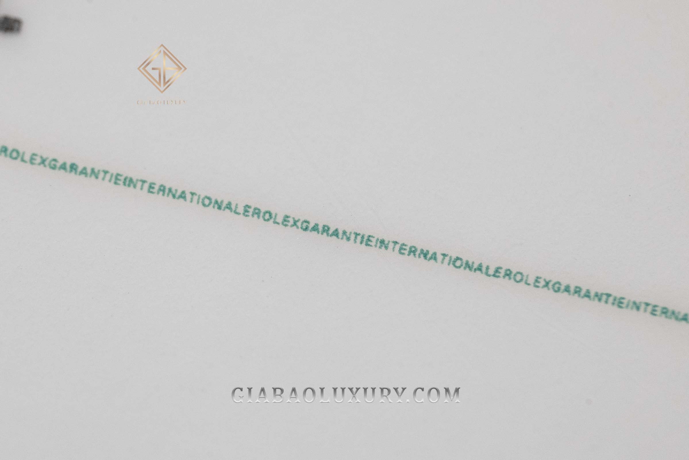 Dòng vi chữ trên thẻ bảo hành Rolex xanh trắng được chụp năm 2020