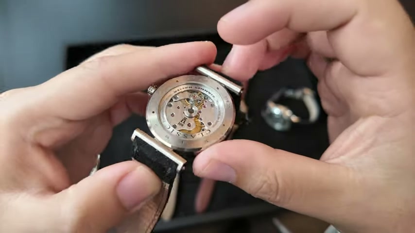 Cạnh vỏ Vianney Halter Classic