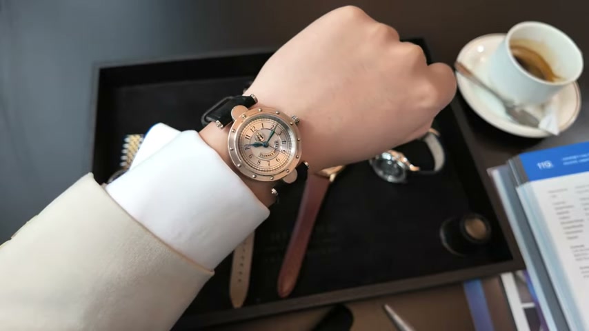 Vianney Halter Classic trên cổ tay