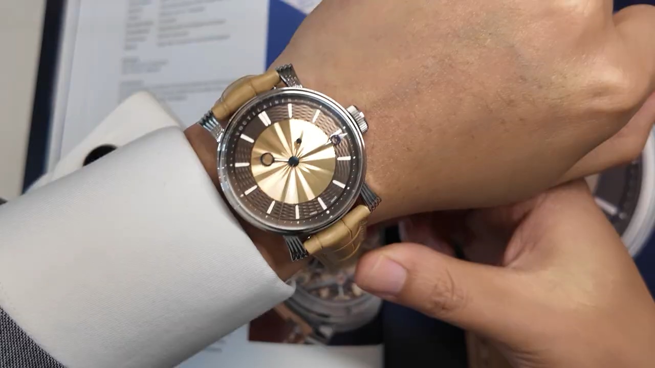 Voutilainen 28SC-SB Art Deco đường kính 38,5 mm trên cổ tay