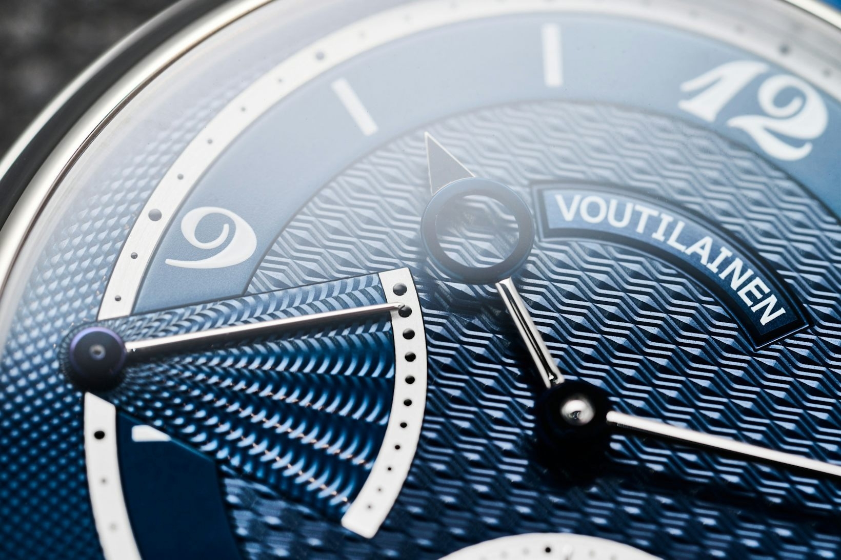 Cận cảnh mặt số xanh Voutilainen Tourbillon 20th