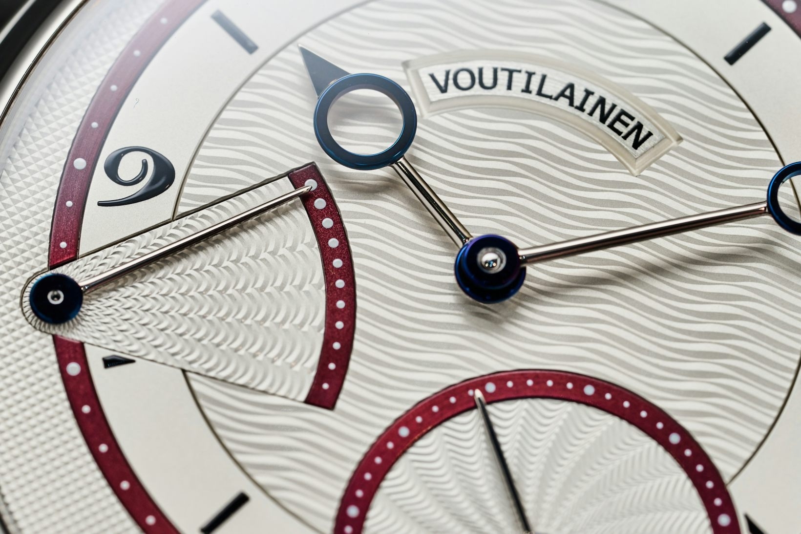 Cận cảnh mặt số trắng Voutilainen Tourbillon 20th
