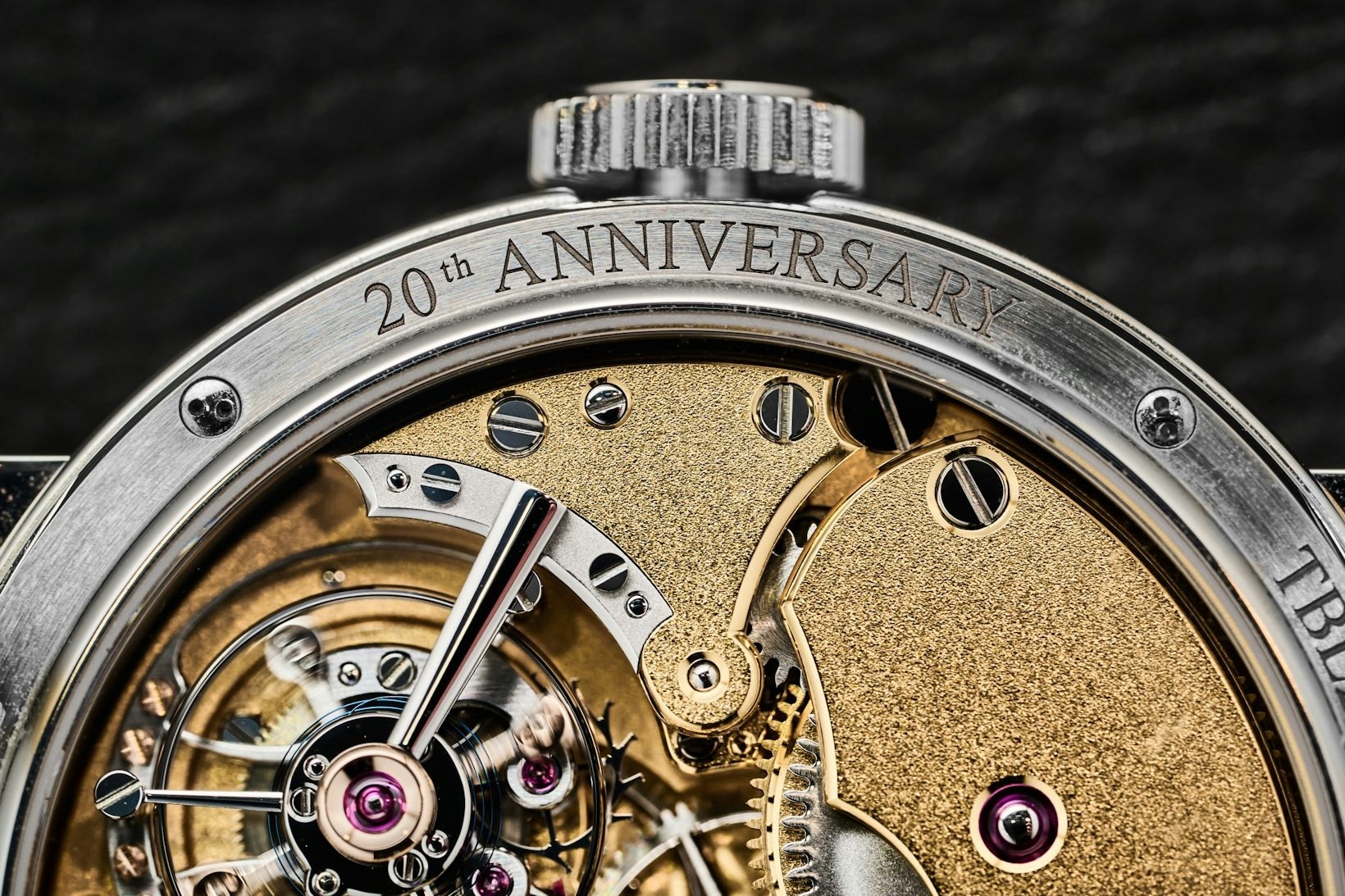 Cận cảnh bộ máy Tourbillon 22 và lồng tourbillon