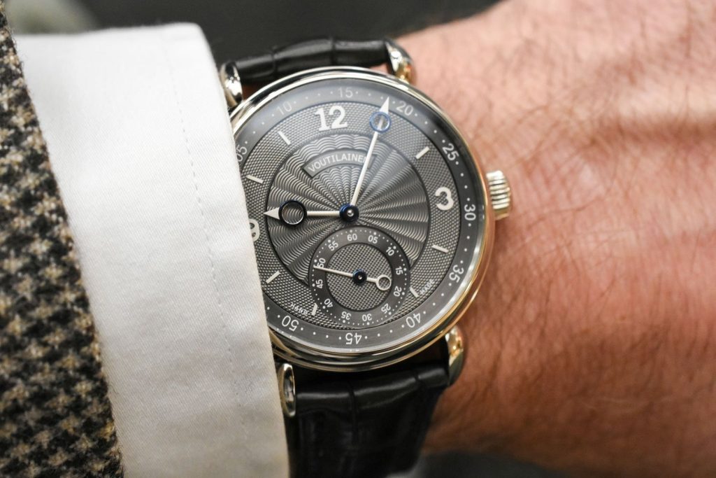 Voutilainen Vingt-8 với mặt số guilloché xám