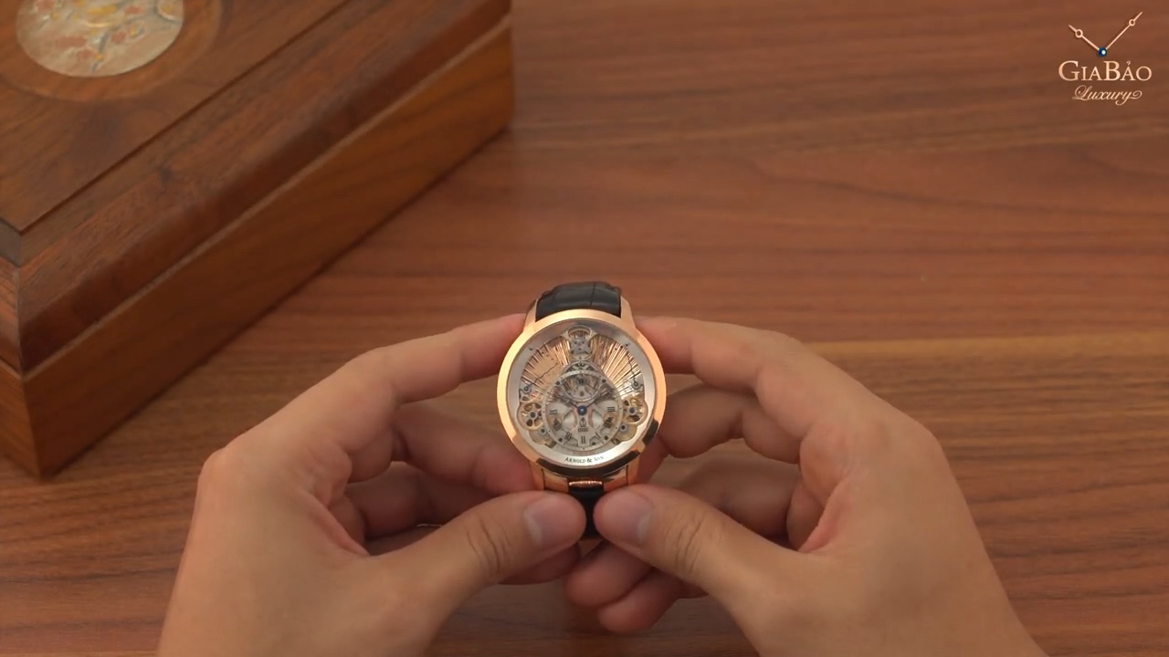 Arnold & Son Time Pyramid vàng hồng nhìn từ mặt trước