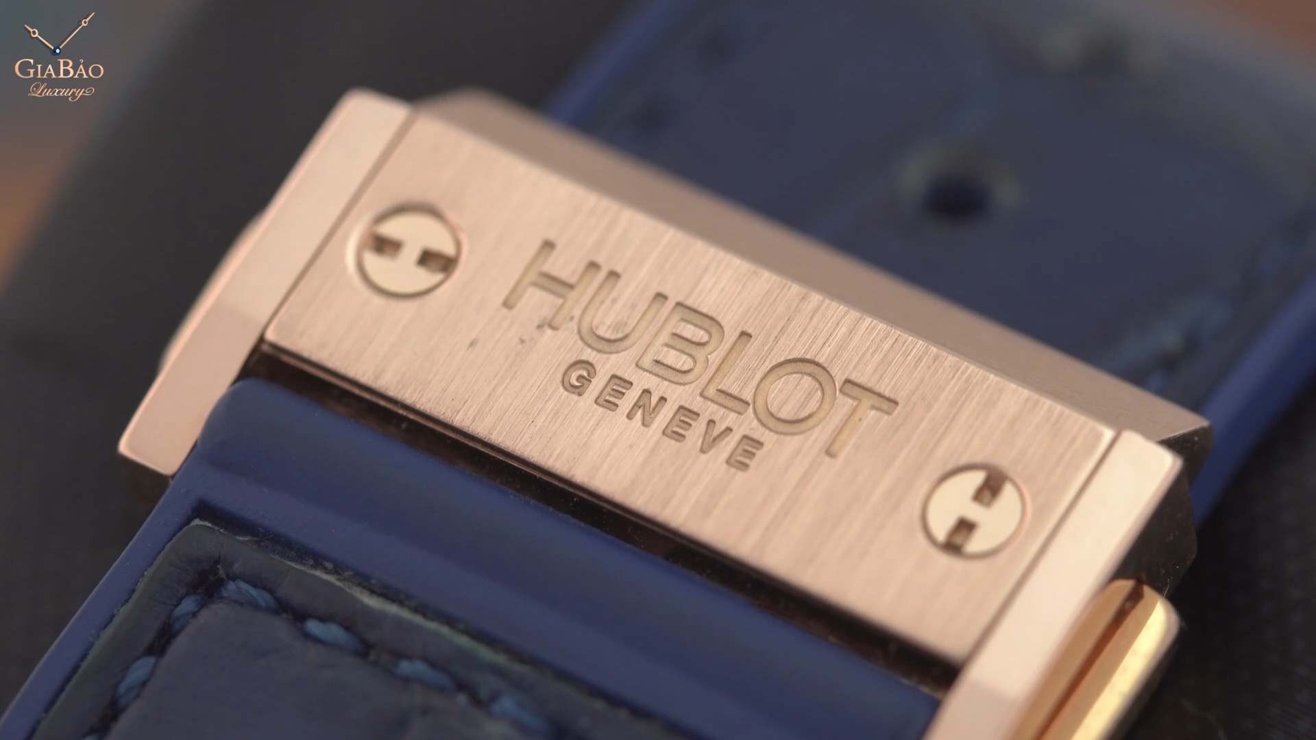 Khóa gập vàng hồng Hublot và dây da cao su xanh