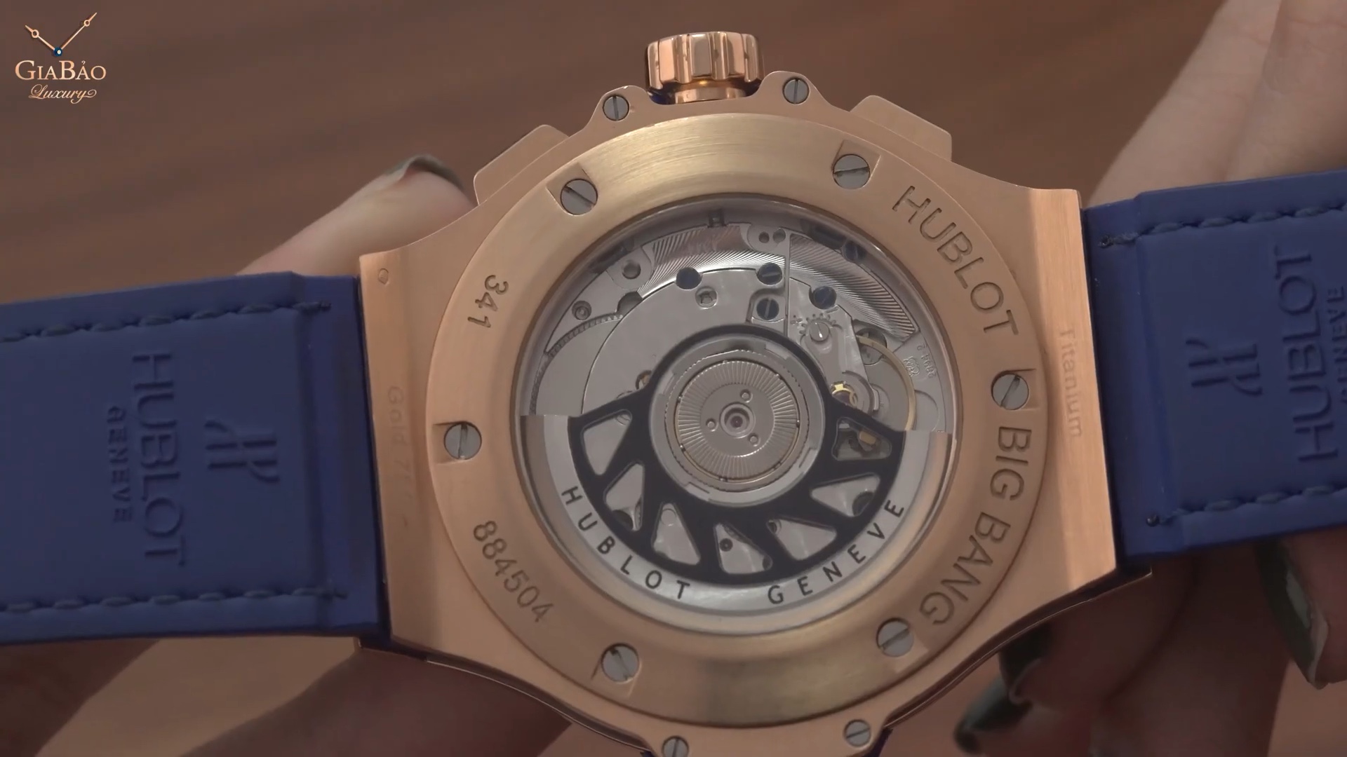 Bộ máy HUB4300 qua đáy sapphire Hublot Big Bang