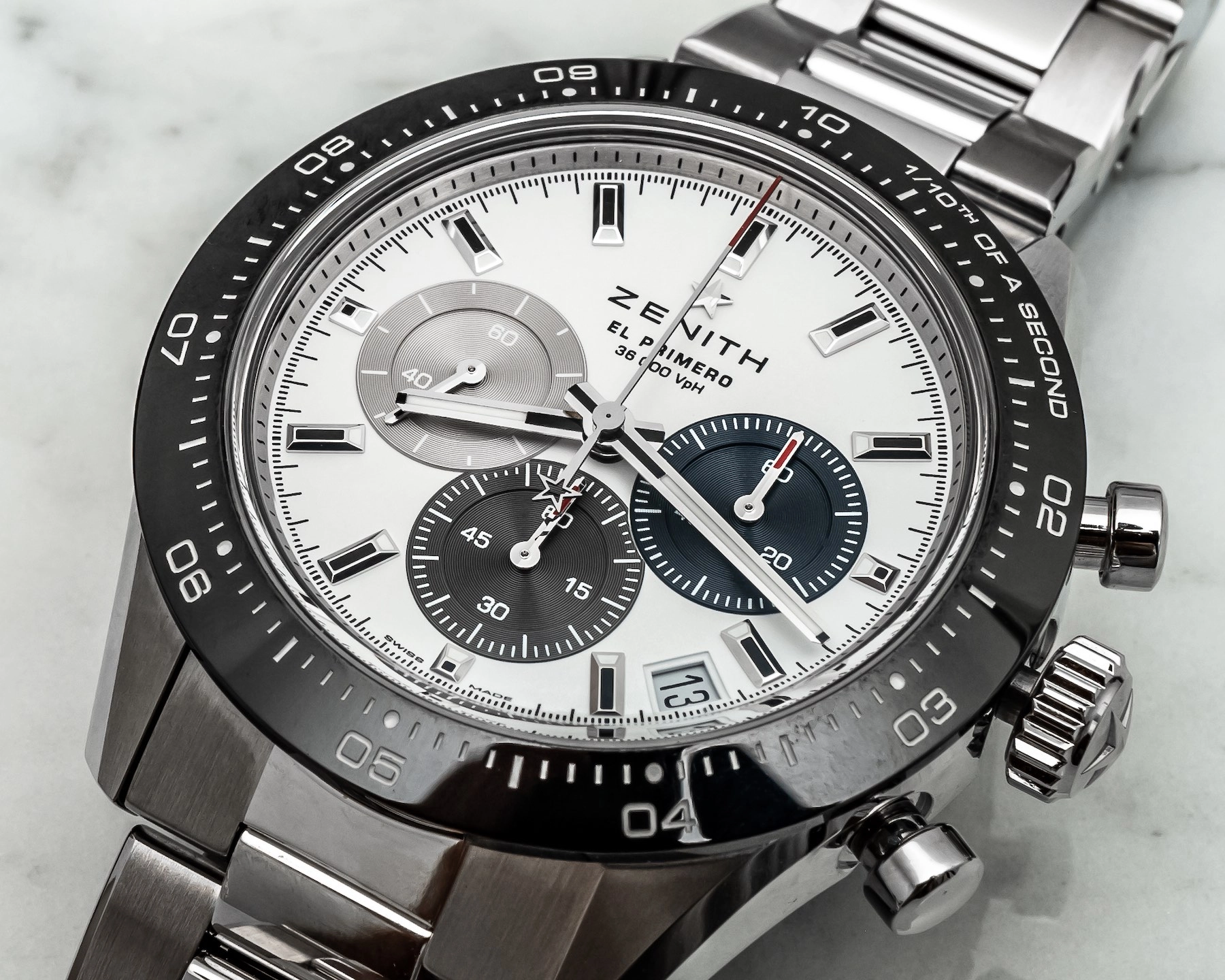 Zenith Chronomaster Sport: calibre El Primero 3600: Thang một phần mười giây trên bezel gốm