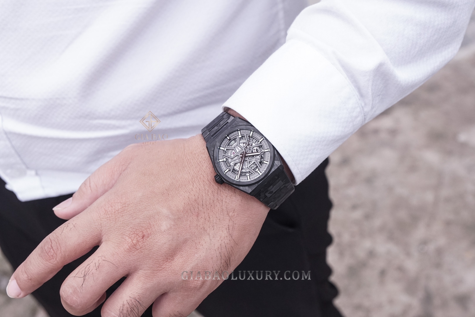 Zenith Defy Classic Carbon trên cổ tay