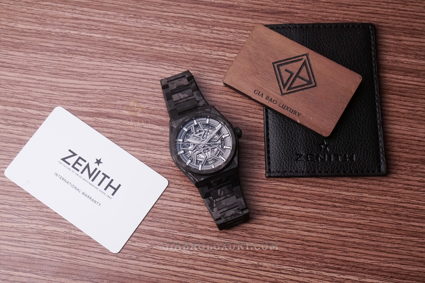 Zenith Defy Classic Carbon cùng thẻ và hộp