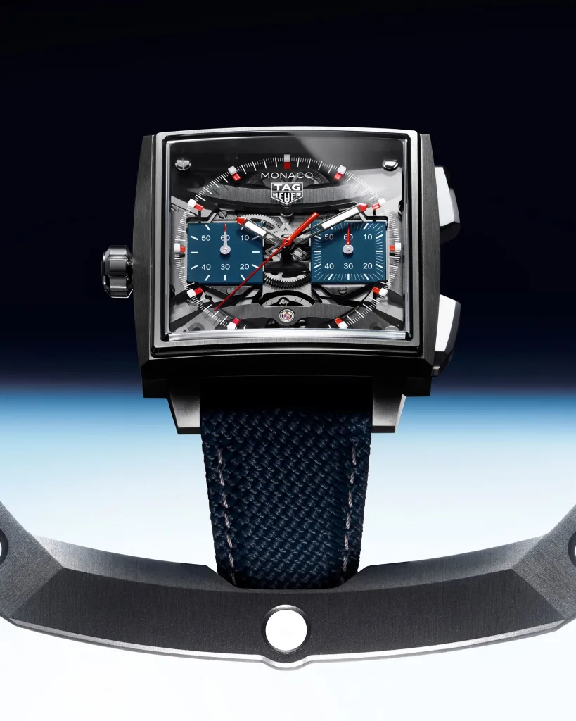 TAG Heuer Monaco Evergraph titanium mặt xanh trong ảnh studio