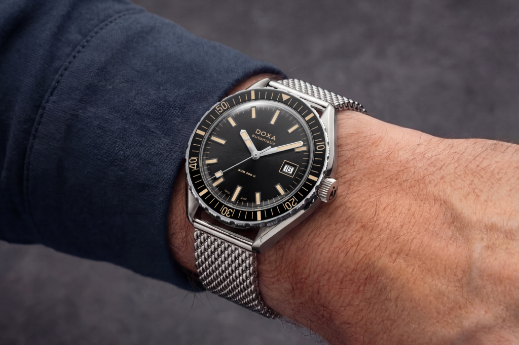 DOXA SUB 200 II 44 mm trên cổ tay với dây lưới