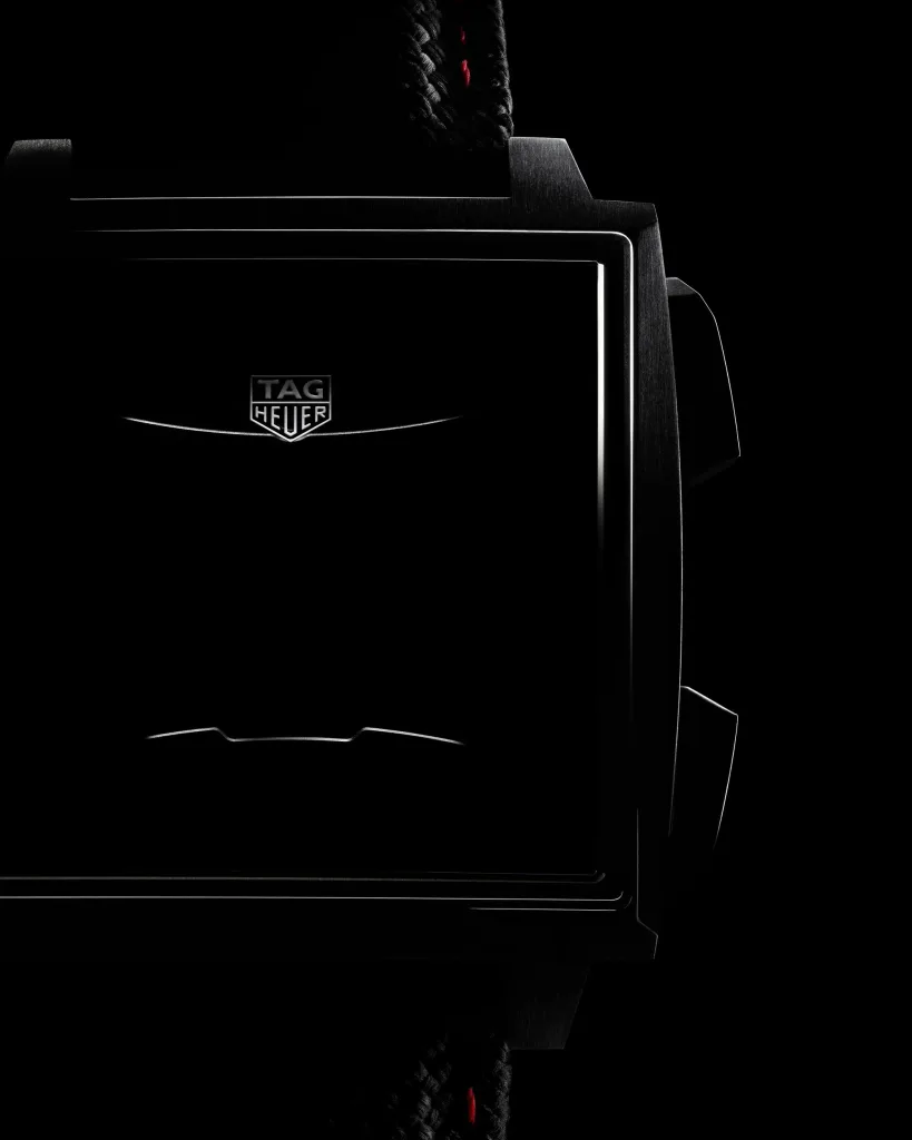 Cạnh vỏ và kính vòm của TAG Heuer Monaco Evergraph DLC đen