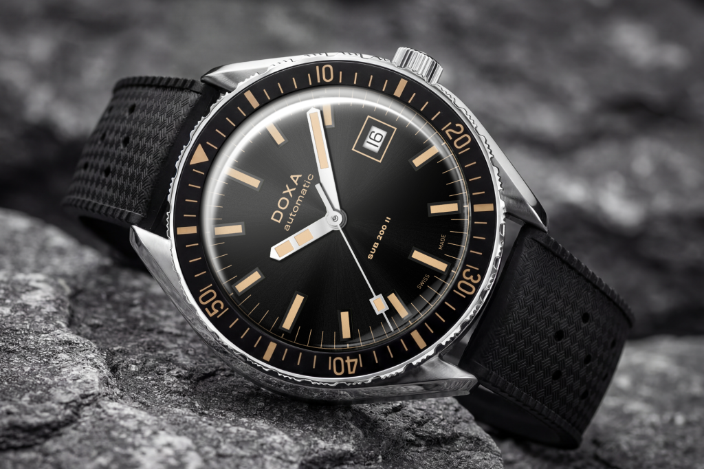 DOXA SUB 200 II Sharkhunter với bezel nhôm và dây cao su