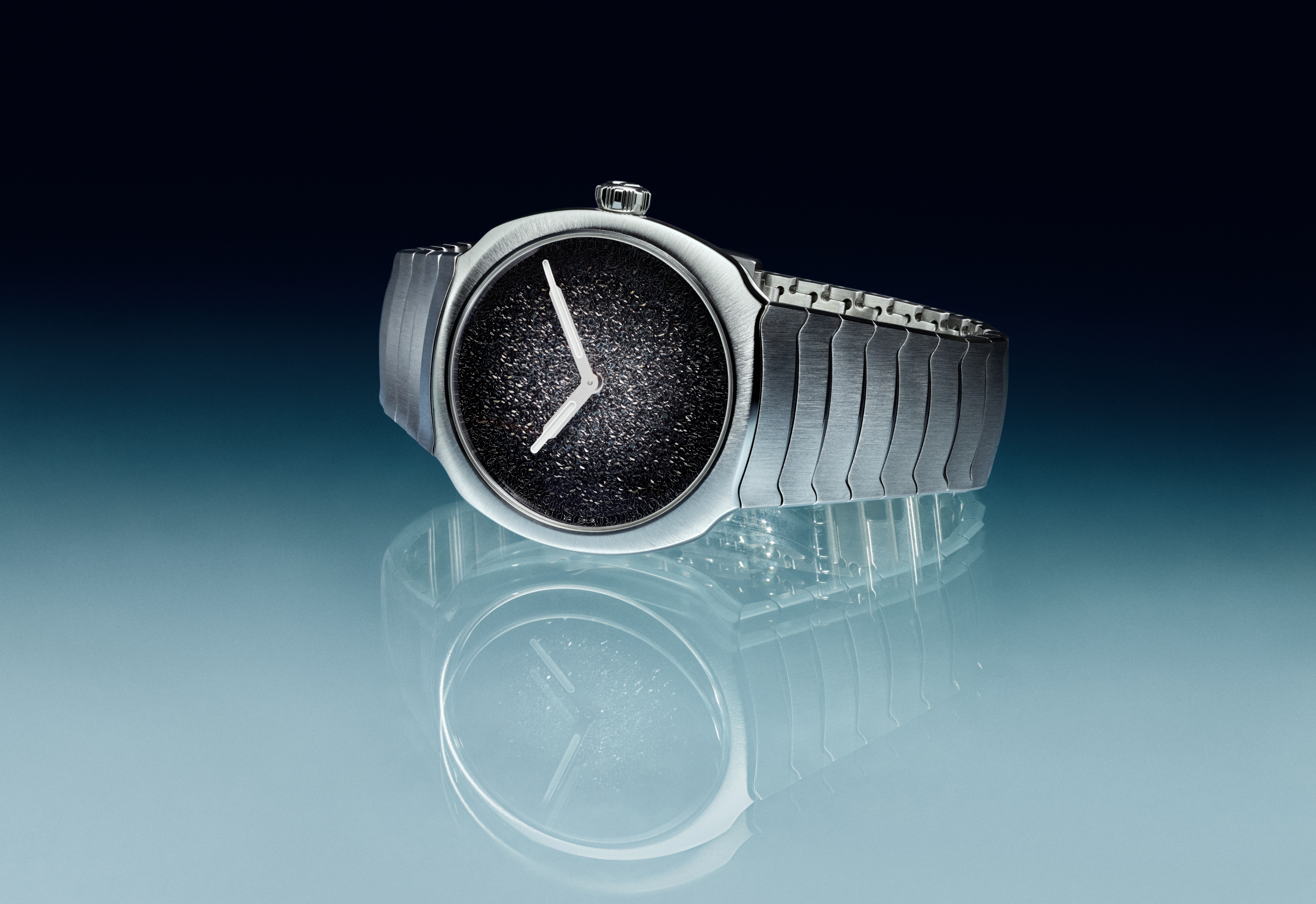 Cận cảnh Streamliner Two Hands 34 mm mặt Silver fumé