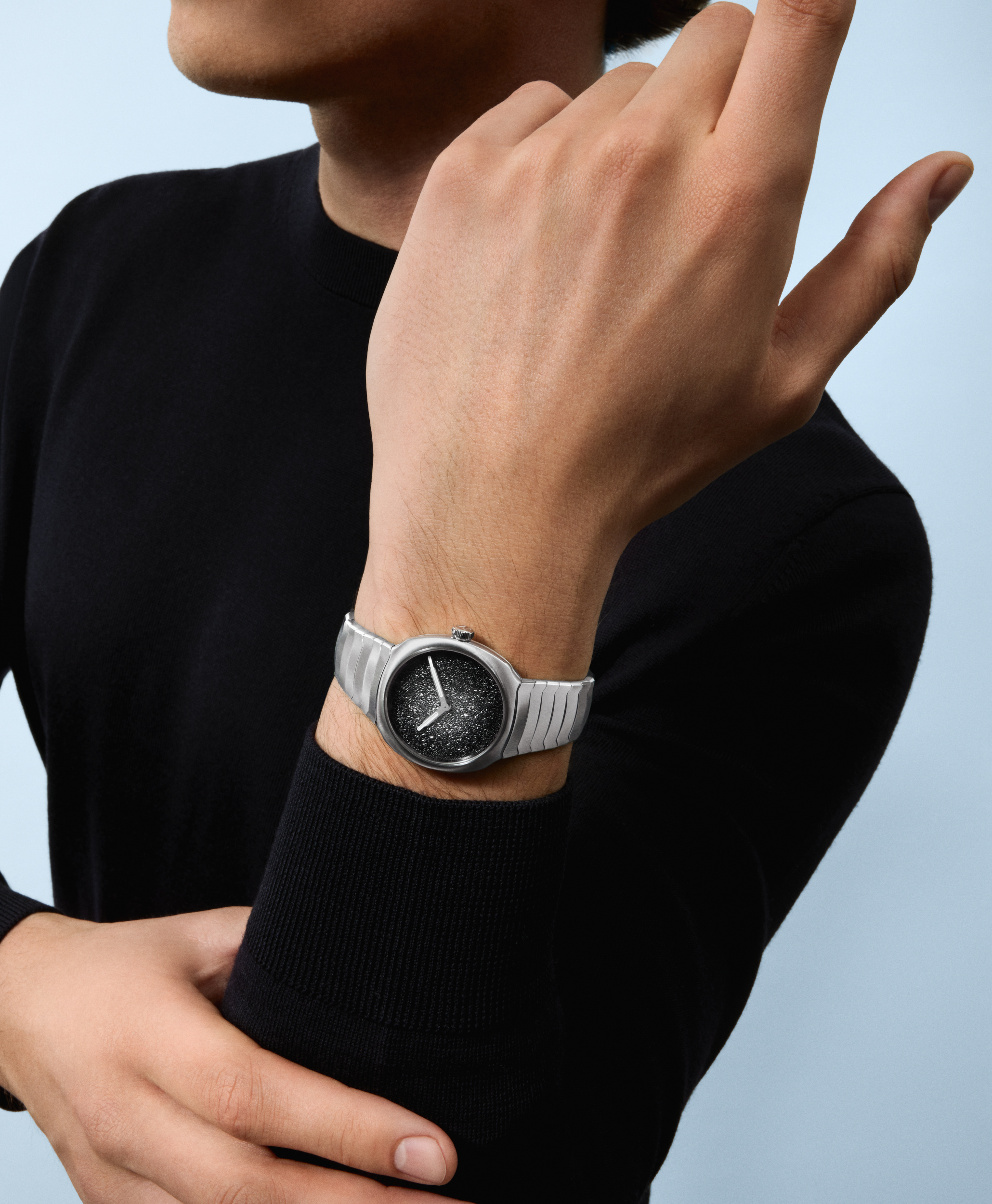 H. Moser Streamliner Two Hands 34 mm trên cổ tay nam