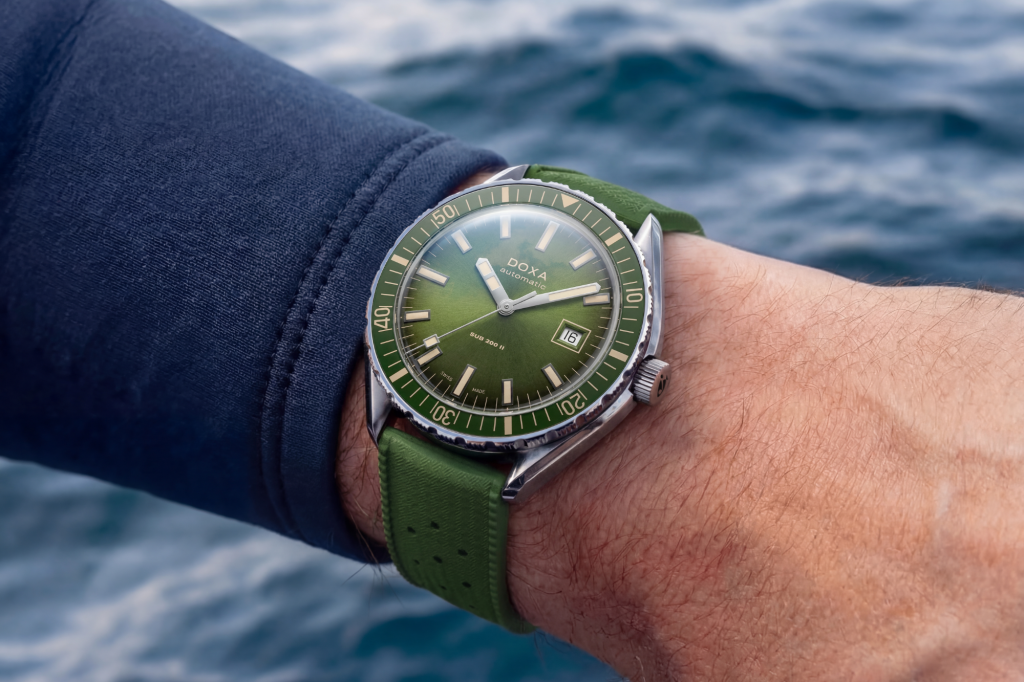 DOXA SUB 200 II Sea Emerald trên dây cao su xanh