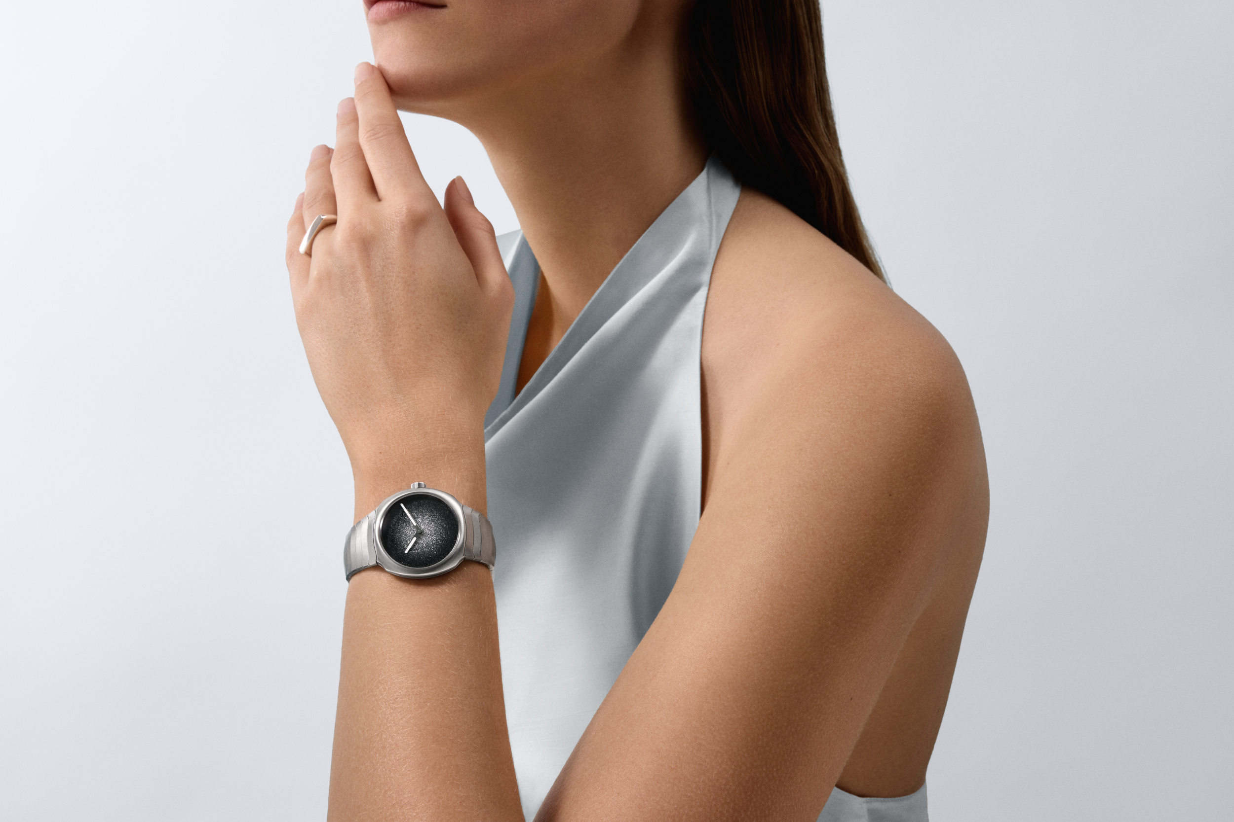 Streamliner Two Hands 34 mm trên cổ tay nữ với trang phục sáng