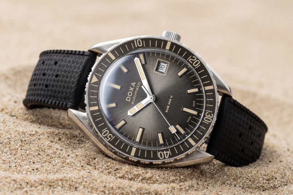 DOXA SUB 200 II trên dây cao su đen đặt trên cát