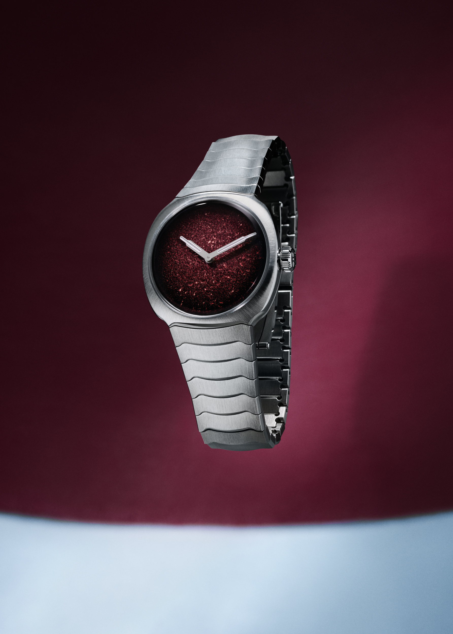 Streamliner Two Hands 28 mm trong ảnh tĩnh vật nền burgundy