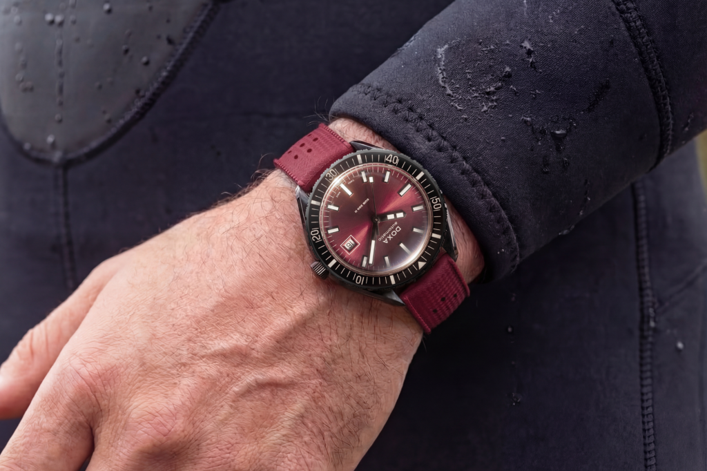 DOXA SUB 200 II Redcoral trên cổ tay với dây cao su đỏ