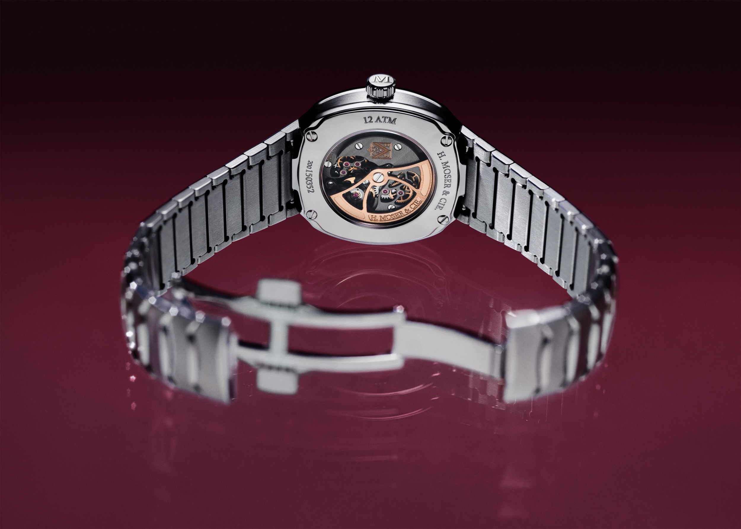 Đáy sapphire Streamliner Two Hands 28 mm và calibre HMC 410